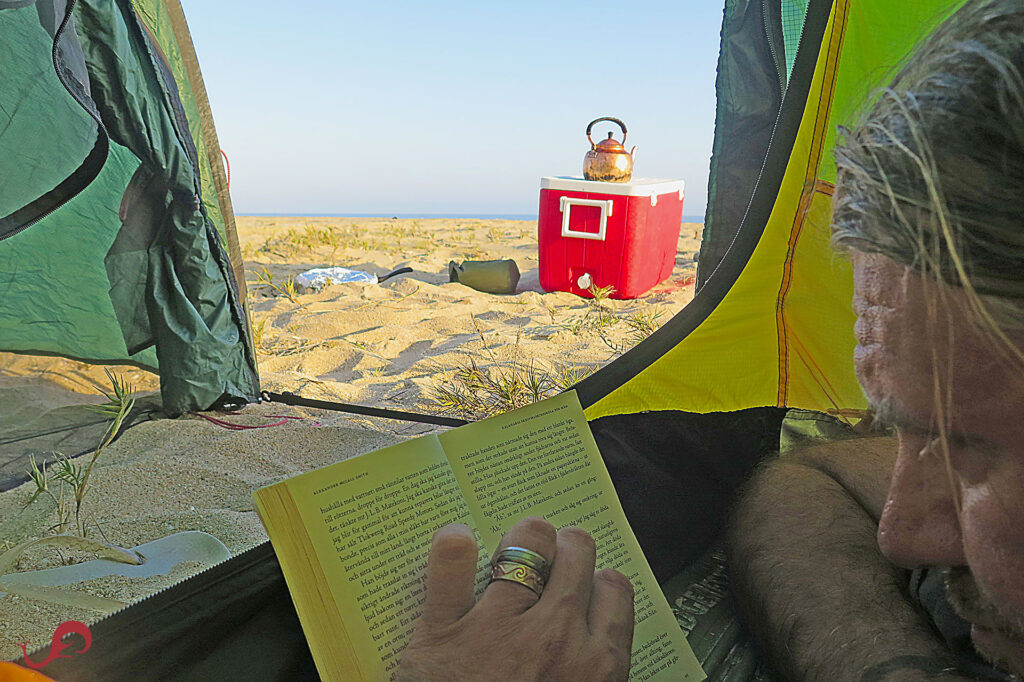 Fishing in the Pacific and taking a break from Netflix © Sten Johansson