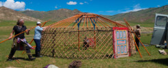 Setting up a ger in Mongolia © Sten Johansson